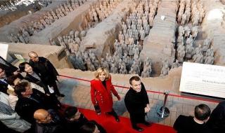 兵马俑景区俑比游客多